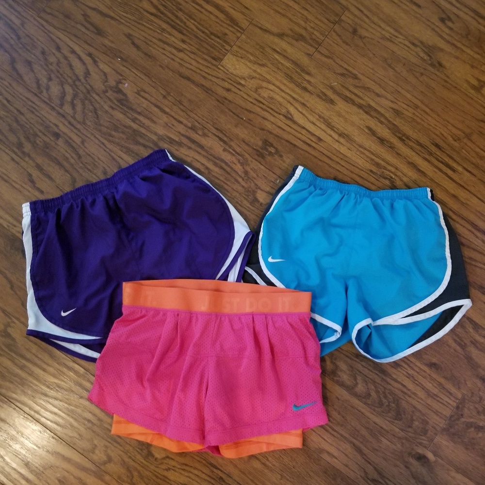 Nike women's tempo running shorts lot size Medium
